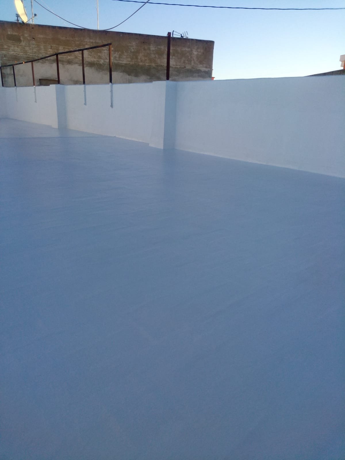 Impermeabilizacion de terraza en valencia con sikafill 100 y armadura de fibra de vidrio en color blanco